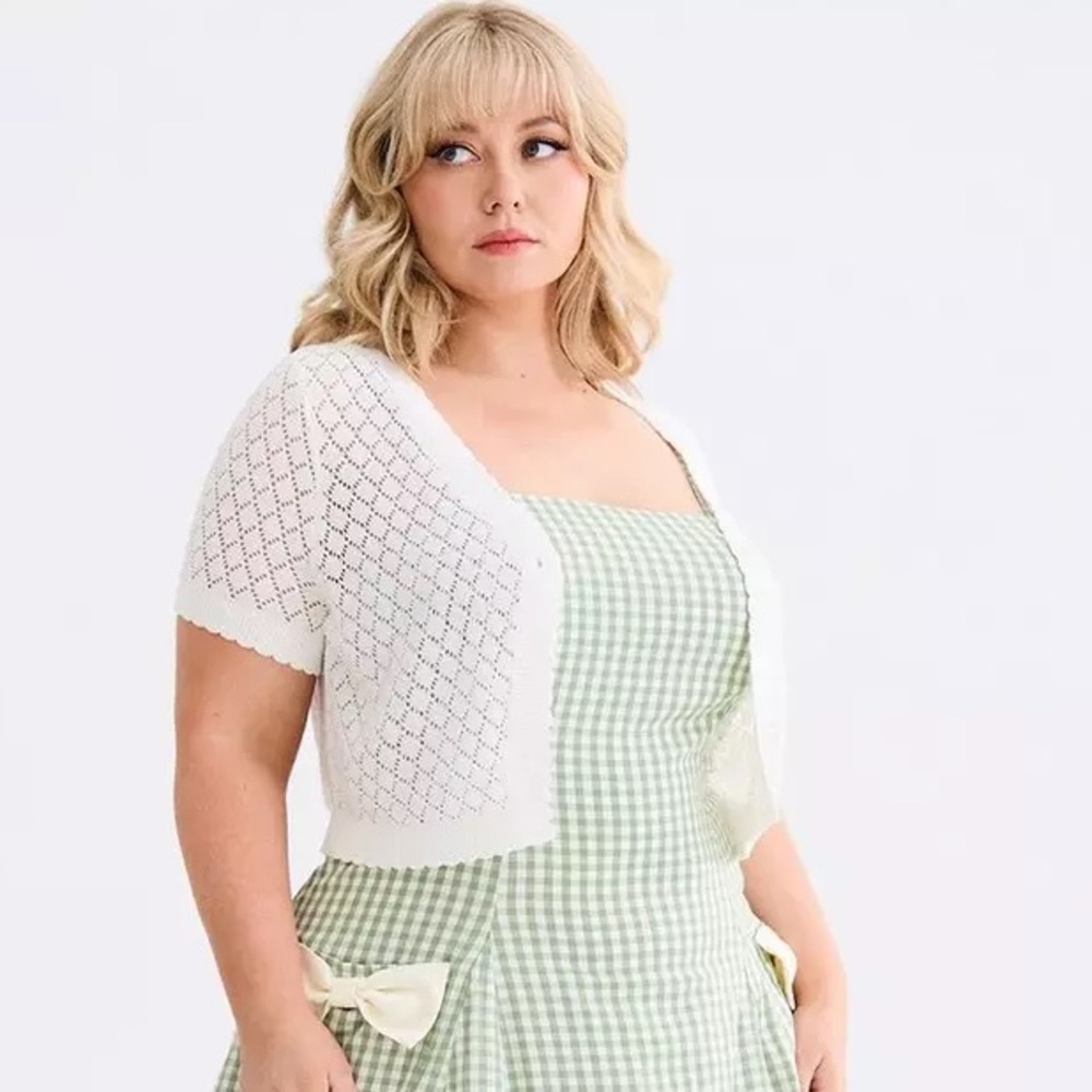 Torrid Retro Chic Scalloped Edge White Off-White Woven Vintage Cropped Cardigan